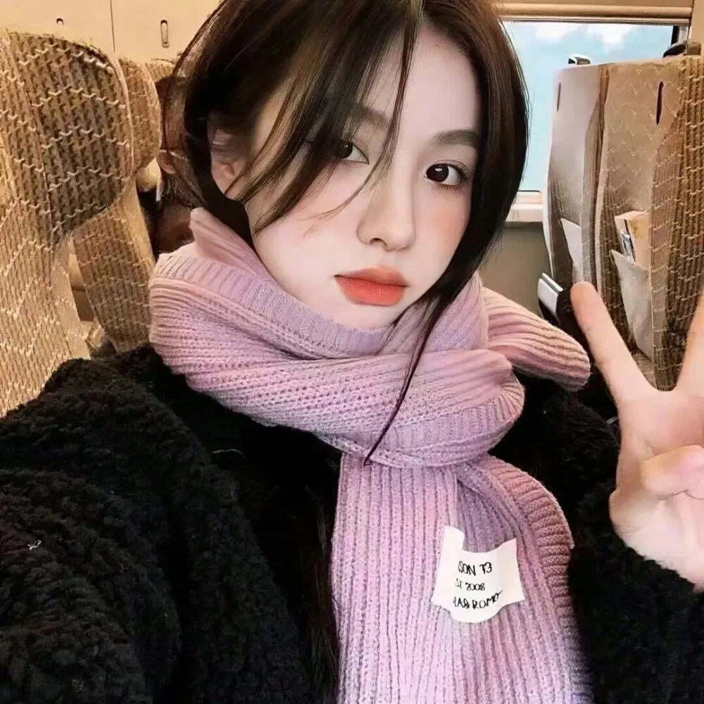 给小酒馆女子喝高杯酒